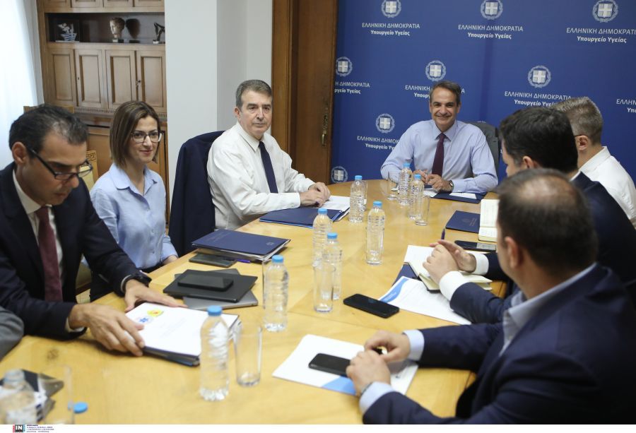 Ο Μητσοτάκης στο Υπουργείο υγείας