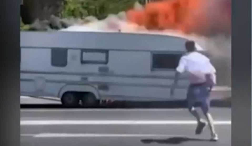 Λαμπάδιασε το τροχόσπιτο και ο οδηγός δεν το πήρε χαμπάρι! (Video)