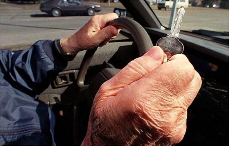 Ποιά θα πρέπει να είναι τα ηλικιακά όρια στο δίπλωμα οδήγησης; (AUDIO)