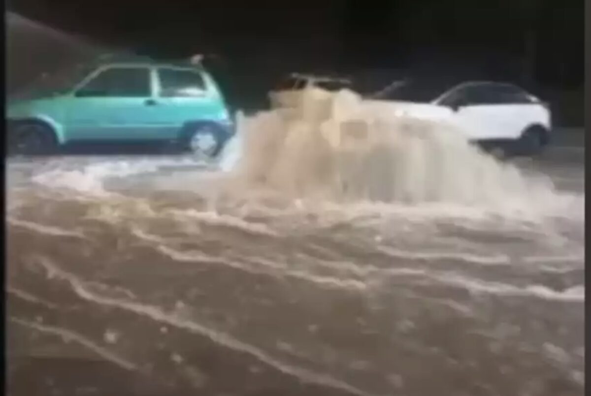 Εκτινάχθηκε καπάκι φρεατίου και πλημμύρισε κεντρικός δρόμος στην Θεσσαλονίκη (Video)