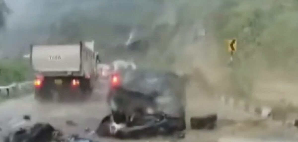 Τρομακτικό δυστύχημα: Βράχος έλιωσε 2 αυτοκίνητα (Video)