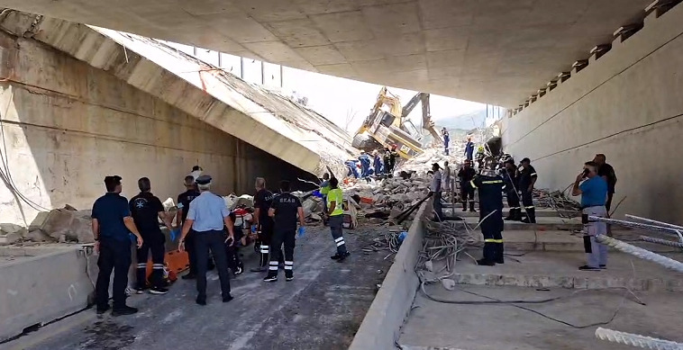 Ένας νεκρός και 8 τραυματίες έχουν ανασυρθεί κάτω από τα συντρίμμια της γέφυρας στην Πάτρα (VIDEO)