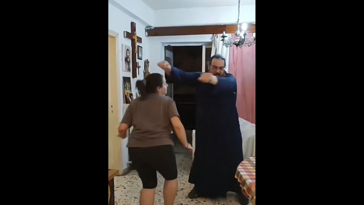 Βίντεο που κάνει θραύση στο TikTok – Ιερέας παρασύρεται από το ρυθμό του “Everybody Dance Now”!