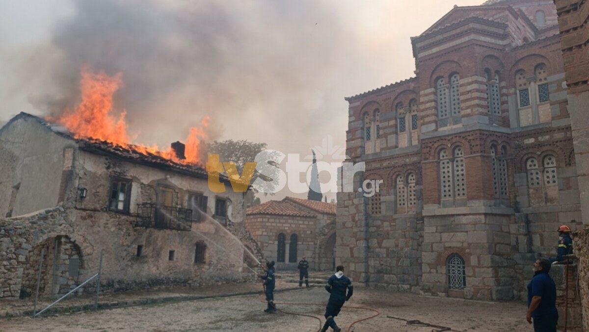 Στις φλόγες η ιστορική μονή του Οσίου Λουκά στη Βοιωτία