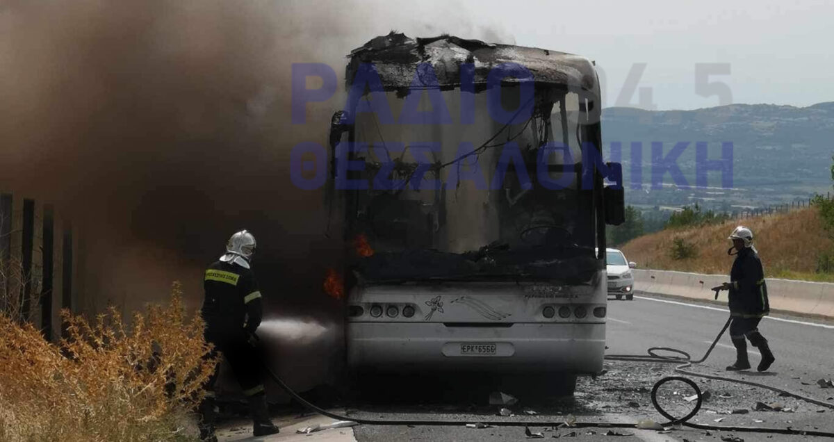 Καίγεται λεωφορείο των ΚΤΕΛ (VIDEO + PHOTO)