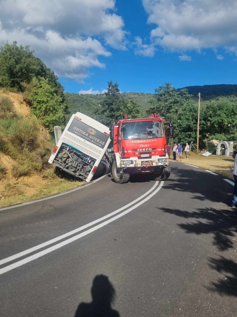 Σπάρτη: Οδηγός λεωφορείου του ΚΤΕΛ βγήκε από τον δρόμο – Ανασυρθήκε χωρίς τις αισθήσεις του