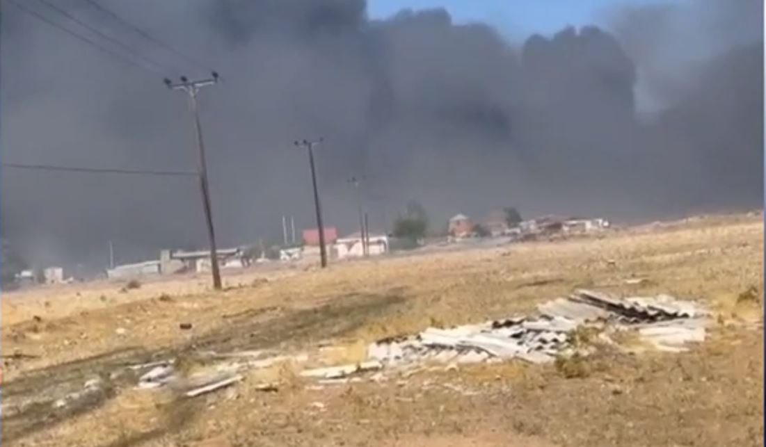 Ρομά που έκλεβαν εργοστάσιο που καιγόταν επιτέθηκαν σε αστυνομικούς (Video)