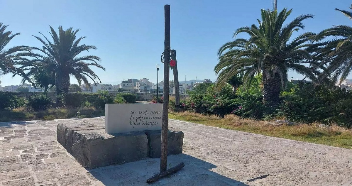 Κρήτη: Άγνωστοι έσπασαν τον σταυρό στον τάφο του Νίκου Καζαντζάκη (video)