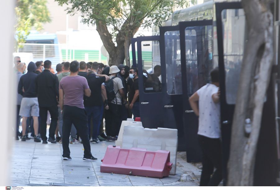 Ένταση ανάμεσα σε οπαδούς της ΑΕΚ και της Αστυνομίας στην Ευελπίδων