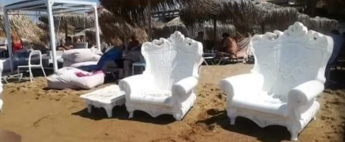 Το «τερμάτισε»: Επιχειρηματίας έστησε σαλόνι με πολυθρόνες μπαρόκ σε παραλία (Video)