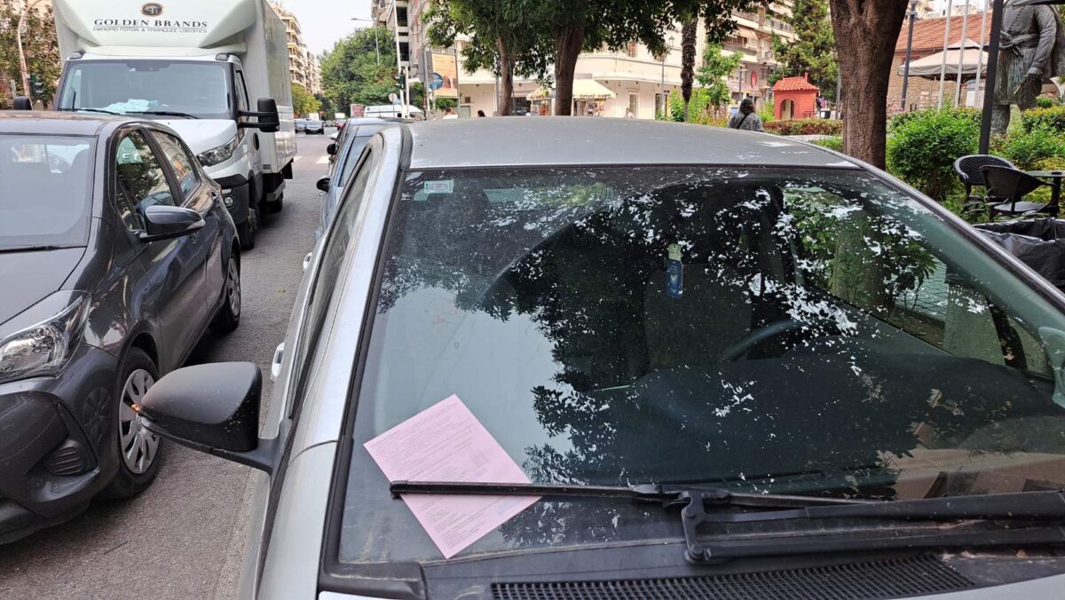 Θεσσαλονίκη: “Έβρεξε” ροζ χαρτάκια (ΒΙΝΤΕΟ)