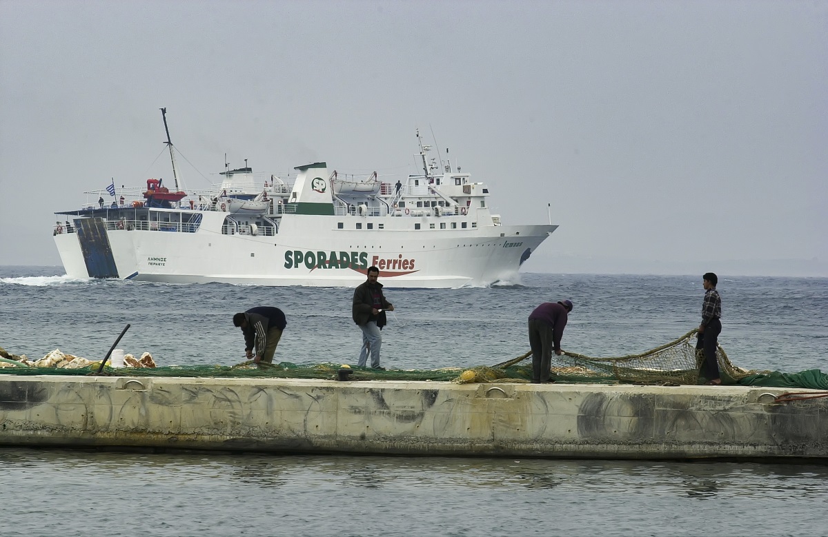 Το πλοίο “Σποράδες Σταρ” προσέκρουσε στην πλωτή δεξαμενή της Σύρου