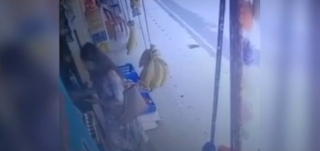 Γυναίκα γλυτώνει από θαύμα θανάσιμο ατύχημα (Video)