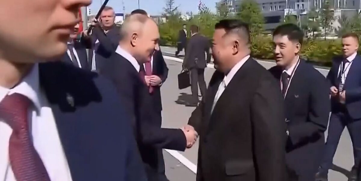 Χειραψία 40 δευτερολέπτων Πούτιν σε Κιμ Γιονγκ Ουν (Video)