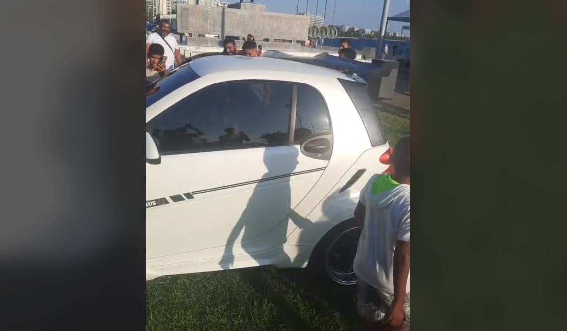 Ρομά κάνουν δώρο αμάξι Smart σε 9χρονο – Αποκαλυπτήρια στη νέα παραλία Θεσσαλονίκης (Video)