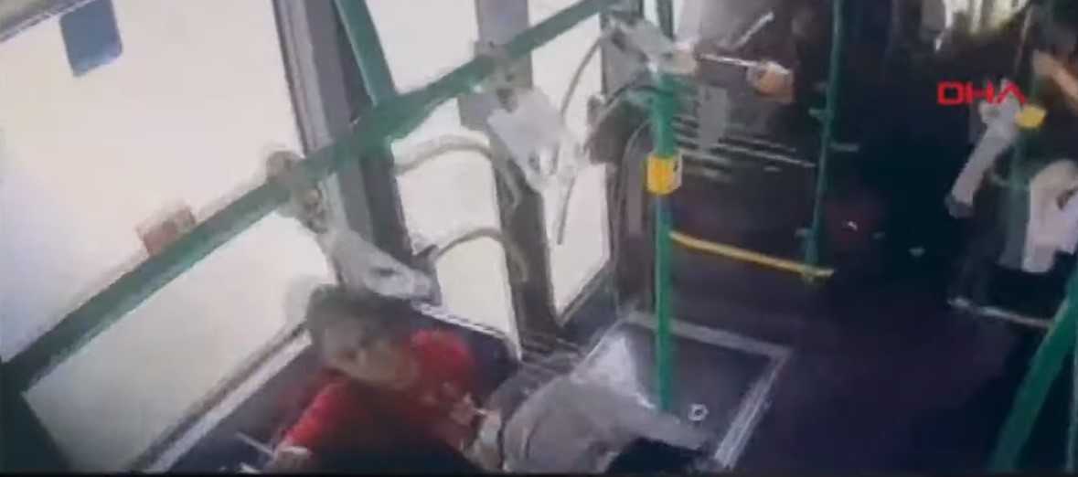 Τρομακτικό βίντεο από τροχαίο με λεωφορείο στην Τουρκία