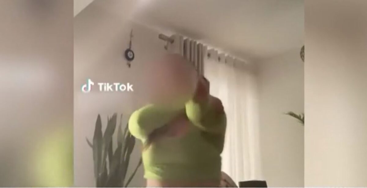 Οργή από τα TikTok videos της 15χρονης που συνελήφθη για τον ξυλοδαρμό 14χρονου (Video)