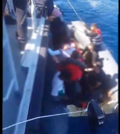 Η διάσωση 15 μεταναστών από βάρκα στα ανοιχτά της Λέσβου (ΒΙΝΤΕΟ)