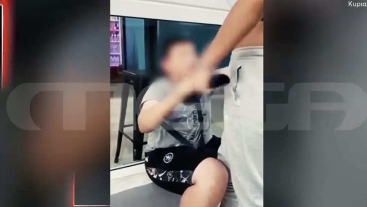 Βίντεο ντοκουμέντο: Νεαρή χτυπά και βασανίζει 13χρονο σε σχολικό συγκρότημα