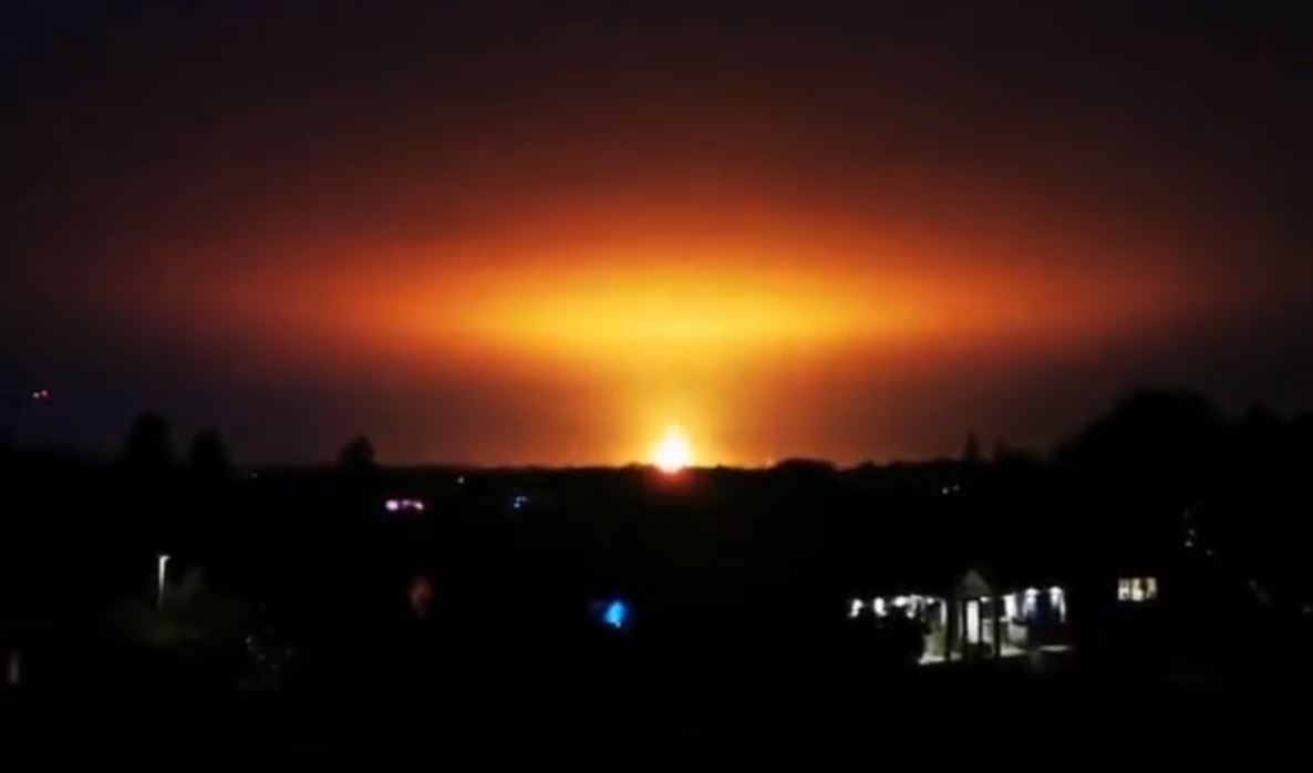  Τεράστια έκρηξη σε εργοστάσιο μετά από χτύπημα κεραυνού (VIDEO)