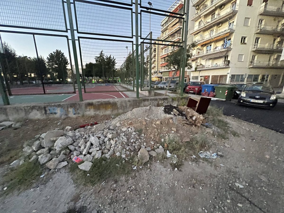 Γήπεδο γιαπί πάνω από την παραλιακή (ΒΙΝΤΕΟ, ΦΩΤΟ)