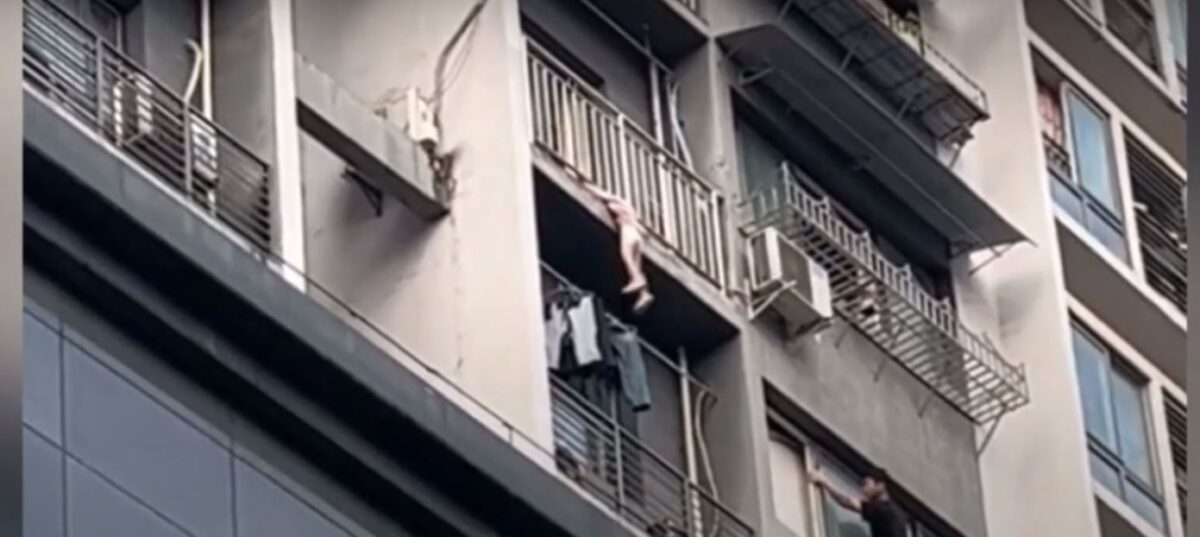 Ηρωικός γείτονας σώζει παιδί που κρεμόταν από τα κάγκελα μπαλκονιού (Video)
