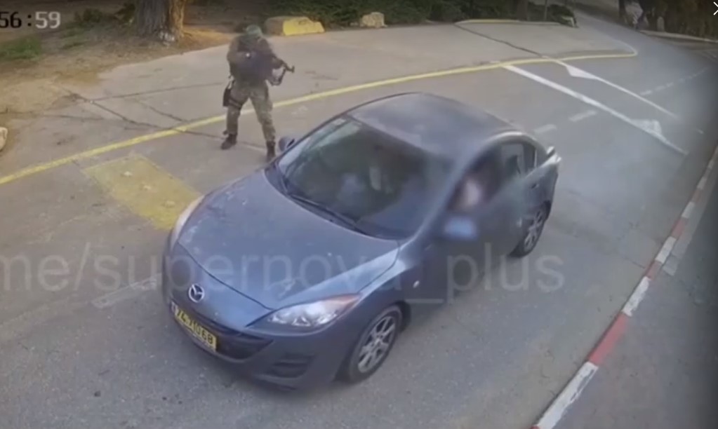 Τρομοκράτες της Χαμάς εκτελούν εν ψυχρώ αμάχους (Video)
