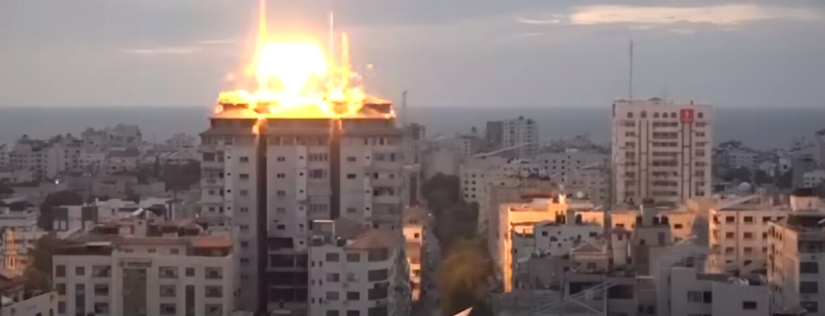 Σοκάρει βίντεο από τη στιγμή που βομβαρδίζεται το νοσοκομείο στη Γάζα