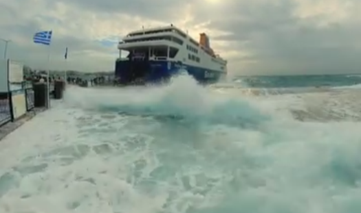 Τήνος: Δείτε το βίντεο πλοίου που δίνει «μάχη» με τα κύματα