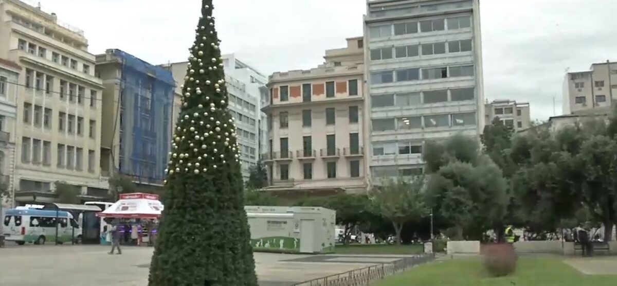 Άγνωστοι «έγδυσαν» το χριστουγεννιάτικο δέντρο στην πλατεία Κλαυθμώνος (Video)