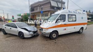 Λαμία: Αυτοκίνητο μπήκε ανάποδα σε μονόδρομο και χτύπησε ασθενοφόρο με ασθενή (ΦΩΤΟ)