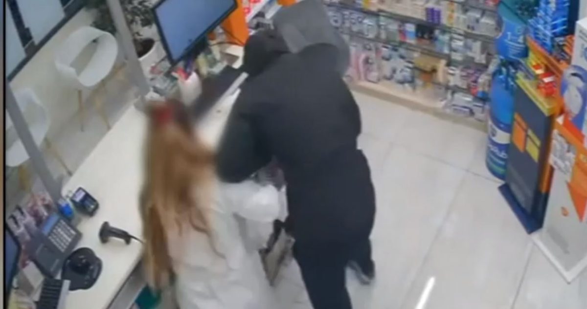 Σπύρος Μαρτίκας: Λήστεψαν το φαρμακείο του στον Πειραιά – Η αντίδραση της υπαλλήλου (Video)