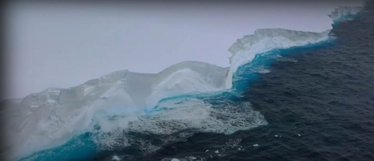 Σε κίνηση το μεγαλύτερο παγόβουνο στον κόσμο (Video)
