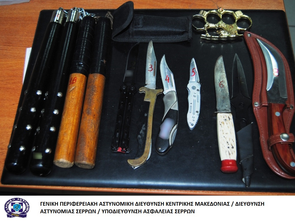 Σέρρες: Ρόπαλα, μαχαίρια, σιδηρογροθιά και χιλιάδες κροτίδες σε σπίτι 22χρονου