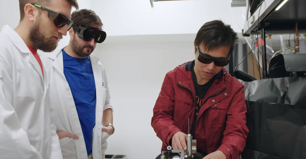 Δύο youtubers προσπάθησαν να καταγράψουν την ταχύτητα του φωτός (VIDEO)