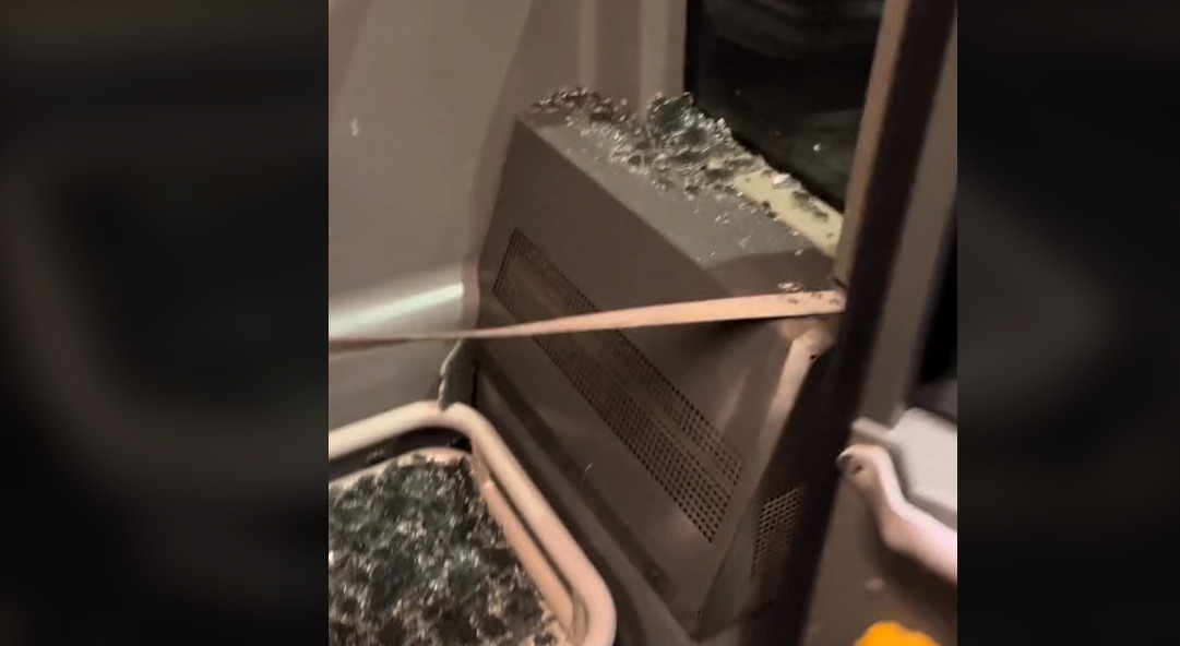 Νέα καταγγελία με σπασμένο τζάμι σε εν κινήσει λεωφορείο του ΟΑΣΘ (VIDEO)