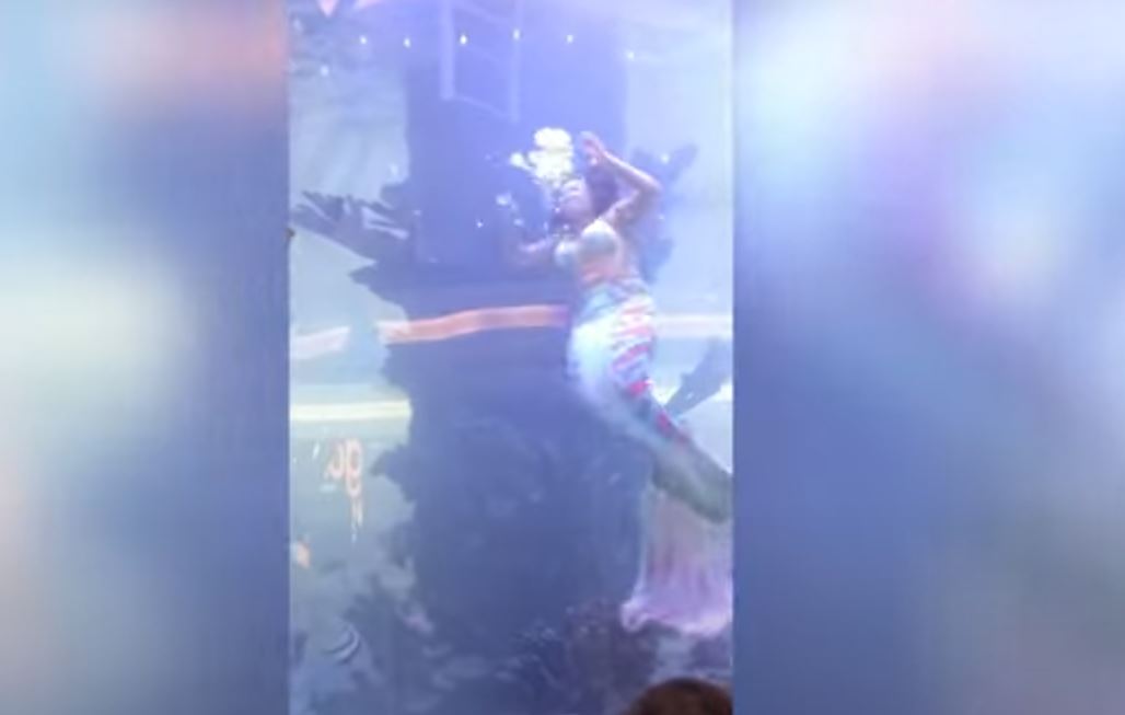“Γοργόνα” παραλίγο να πνιγεί μπροστά σε δεκάδες θεατές (VIDEO)