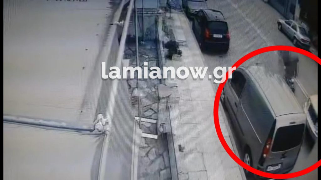 Λαμία: Οδηγός ΙΧ πήγε να κάνει αναστροφή & εκτίναξε στον αέρα ντελιβερά (Video)