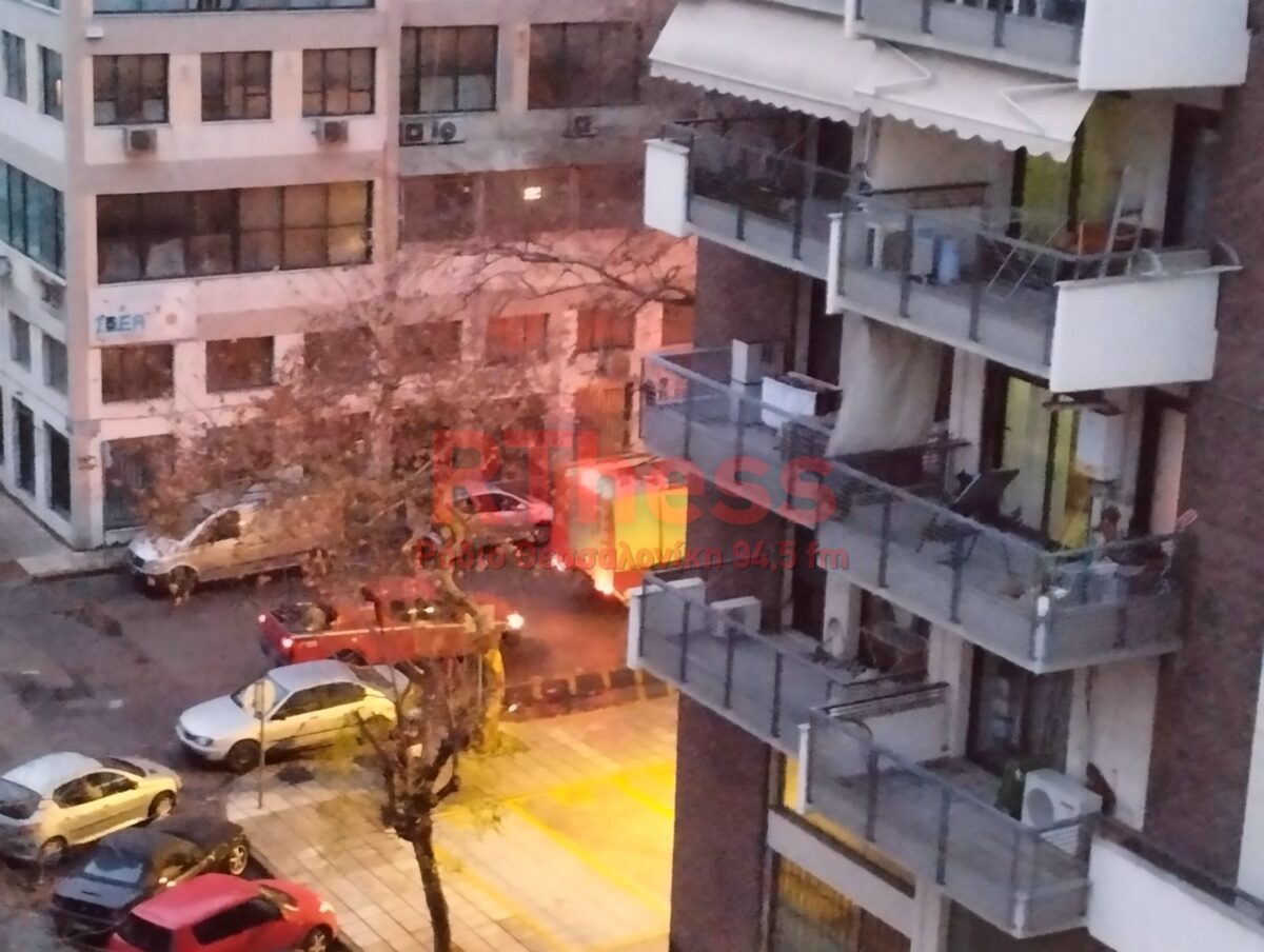 Φωτιά σε διαμέρισμα στη Θεσσαλονίκη (VIDEO + PHOTO)