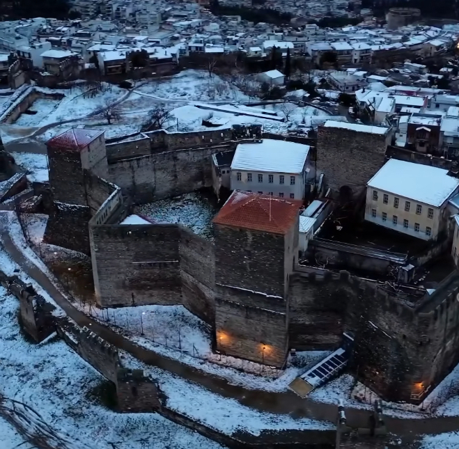 Θεσσαλονίκη: Δείτε την χιονισμένη Άνω Πόλη από ψηλά! (Drone Video)
