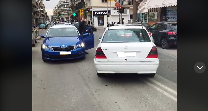Πάρκαρε το αυτοκίνητό του στη μέση του δρόμου (VIDEO)