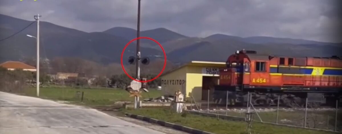 Τρένο σταματάει για να ελέγξει αφύλακτη διάβαση (VIDEO)