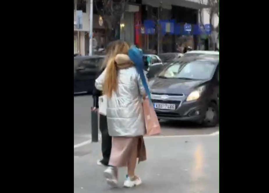 Βγήκε βόλτα με τον…. παπαγάλο της στη Θεσσαλονίκη (VIDEO)