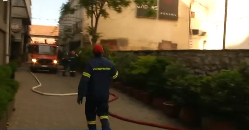 Θεσσαλονίκη: Φωτιά σε νυχτερινό κέντρο στο λιμάνι (VIDEO)
