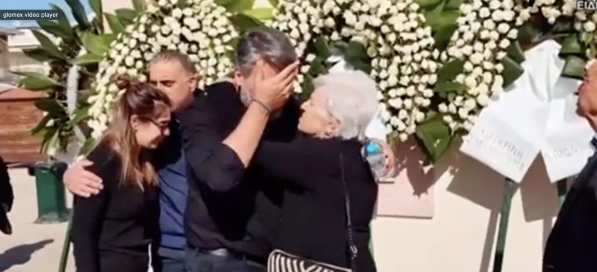 Συντετριμμένος ο Γιάννης Καλλιάνος στην κηδεία του πατέρα του (Video)