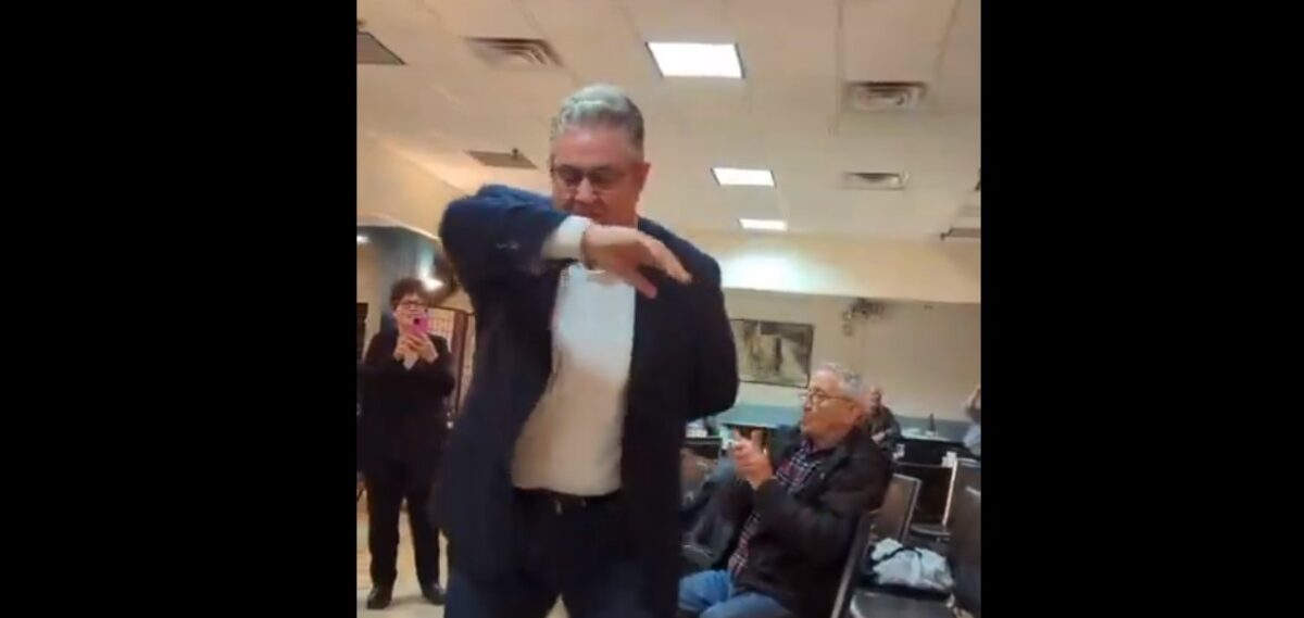 Ο Κουτσούμπας χορεύει βαρύ ζεϊμπέκικο στη Νέα Υόρκη – «Ο καπιταλισμός εάλω!» (Video)