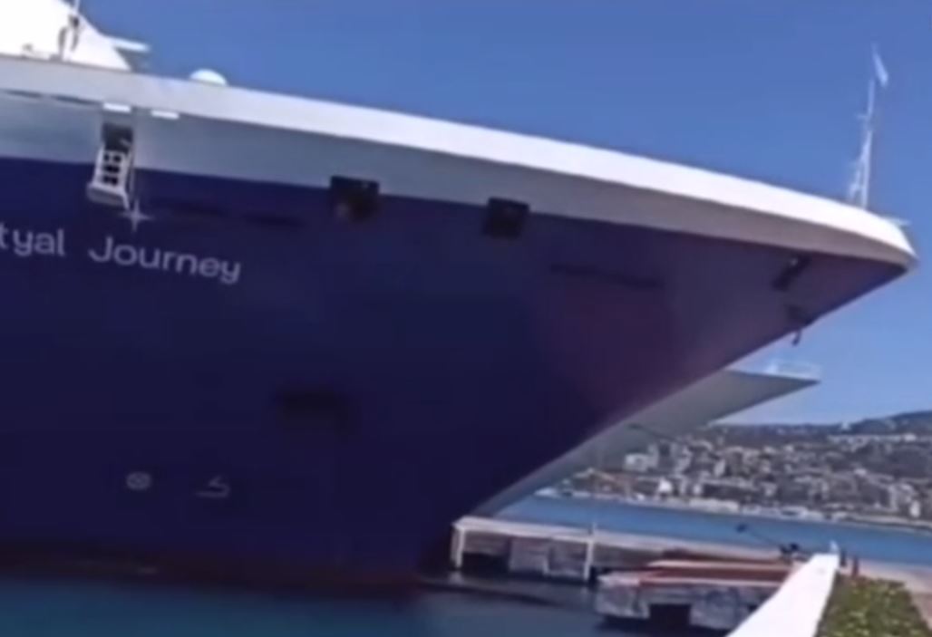 Κρουαζιερόπλοιο πέφτει σε προβλήτα στην Τουρκία (video)