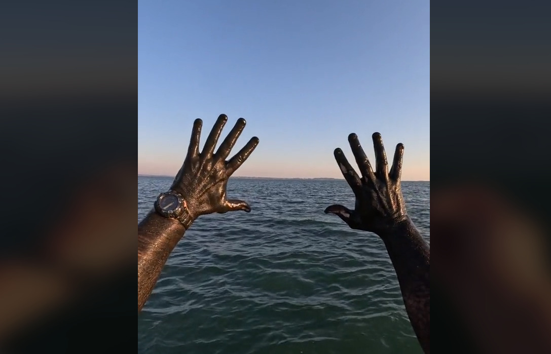 Ψαράς έβαψε τα χέρια του με μελάνι καλαμαριού (VIDEO)