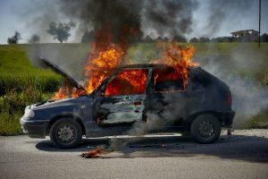 Αυτοκίνητο που έχει πάρει φωτιά