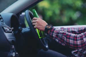 Οδηγός κρατάει μπύρα με αλκοόλ ενώ οδηγάει